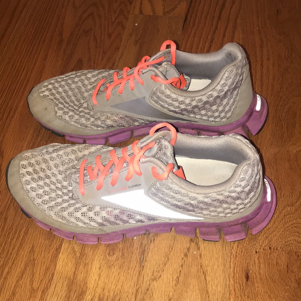 Tennis shoes